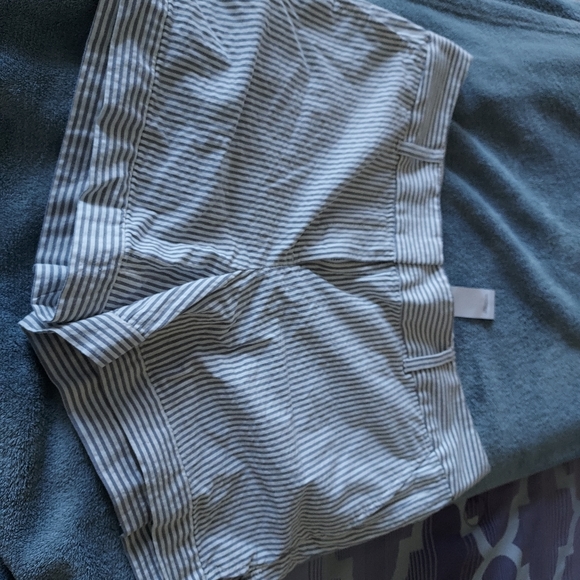 BRAND NEW Loft 4" Gray and White Striped Shorts - Picture 1 of 4